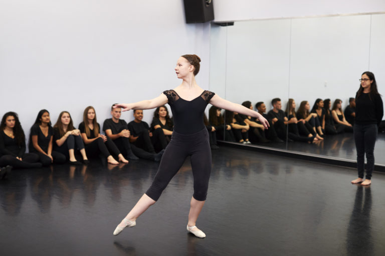 表演艺术学校芭蕾舞女学生在舞蹈工作室为老师和同学表演
