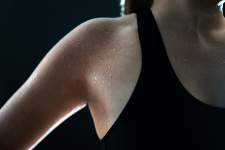在健身房锻炼、有氧运动或脂肪燃烧训练后出汗的女性。湿皮肤出汗。疲惫的健身运动员，瑜伽教练或私人教练。疲惫的运动后