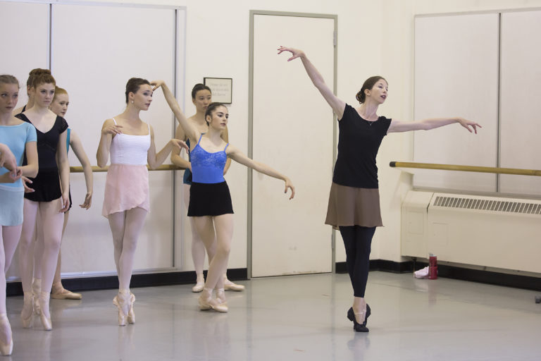达纳·汉森在PNB向芭蕾舞学生示范