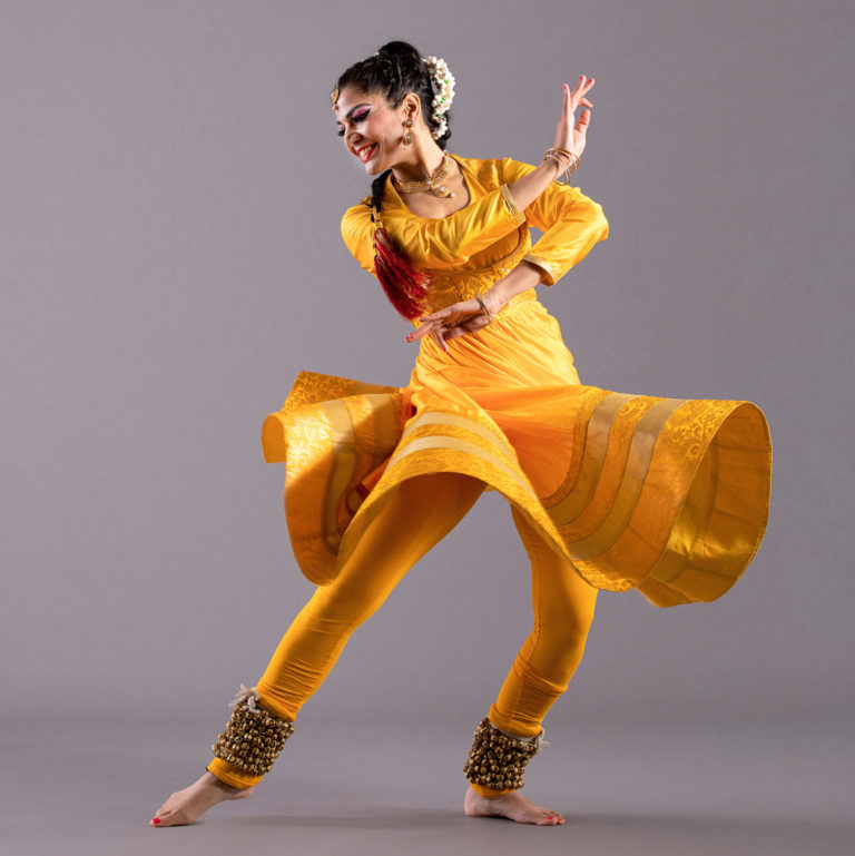 舞者Rachna Nivas身穿黄色卡萨克族服装的形象