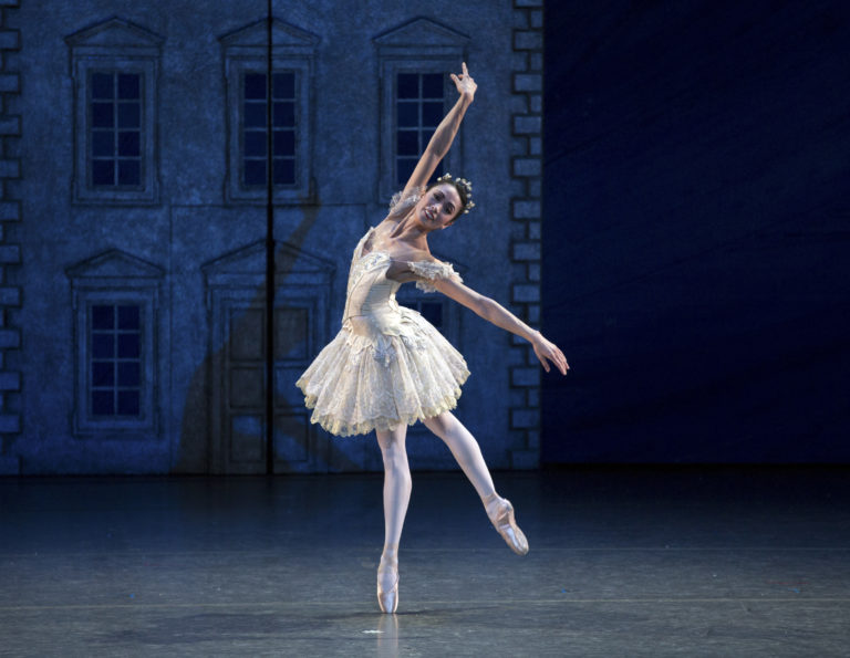 芭蕾舞女演员斯特拉·阿布雷拉在舞台上表演的图像